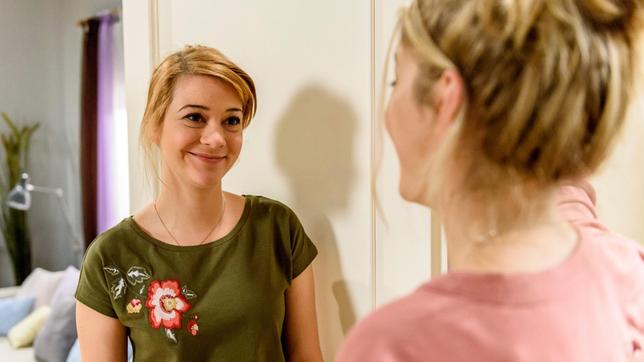 Bild: ARD/Christof Arnold Ella (Victoria Reich) und Rebecca (Julia Alice Ludwig) geben ihrer Agentur noch eine Chance.