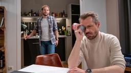 Erik (Sven Waasner) beschwert sich bei Florian (Arne Löber), dass sein Leben eine Katastrophe ist.