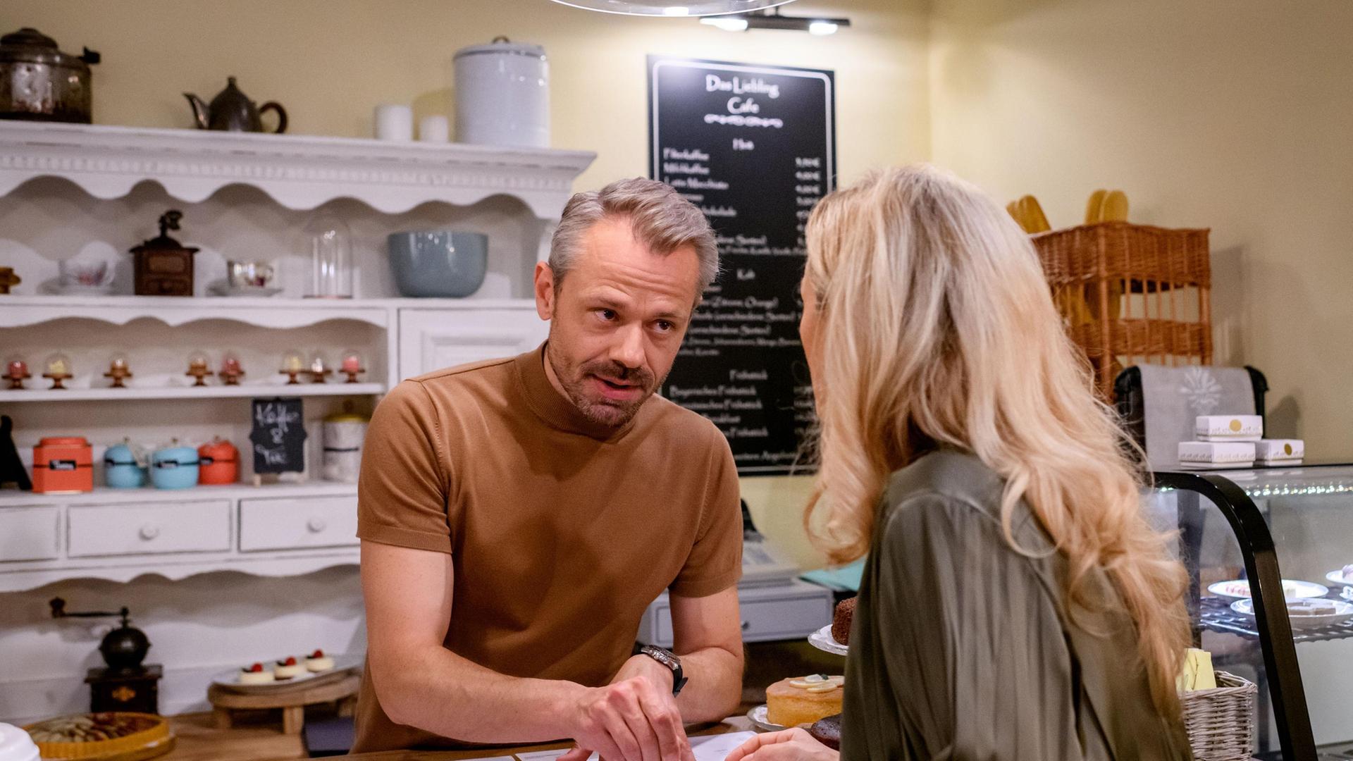 Erik (Sven Waasner) bremst Yvonnes (Tanja Lanäus) Geschäftstüchtigkeit mit einem wenig ertragreichen Businessplan aus.