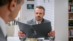 Erik (Sven Waasner) erkennt enttäuscht, dass Robert (Lorenzo Patané) ihm nur einen Posten als Kellner anbietet.
