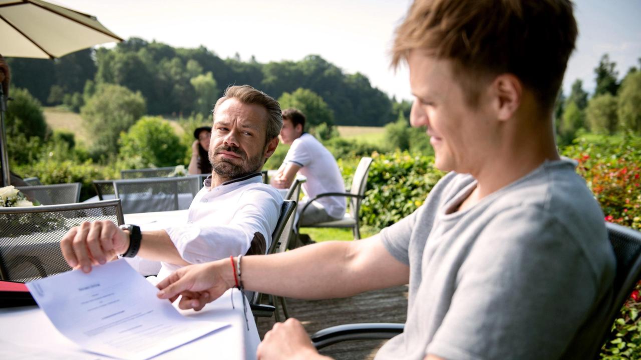 Erik (Sven Waasner) eröffnet Max (Stefan Hartmann), dass er ab jetzt Gerrys Manager ist.