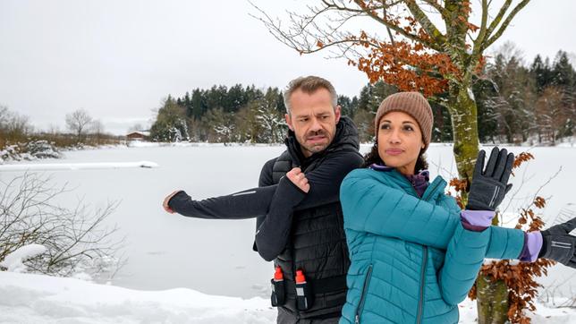 Erik (Sven Waasner) freut sich, als Nicole (Dionne Wude) doch Freude am Gewinnen entwickelt.