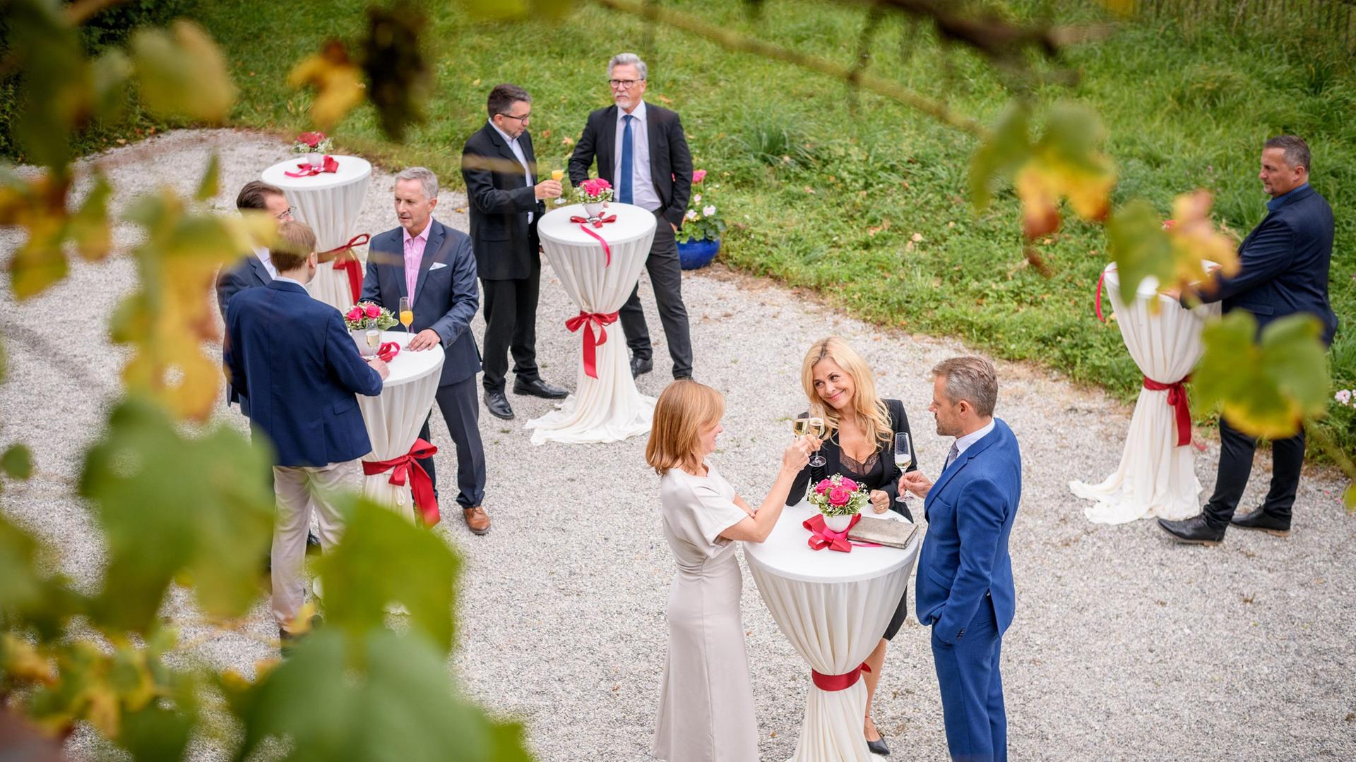 Erik (Sven Waasner) fühlt sich überflüssig, während Yvonne (Tanja Lanäus, v.M., mit Isabell Stern) immer mehr Gefallen an einer Unternehmer-Karriere findet. (mit Komparsen)