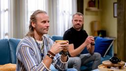 Erik (Sven Waasner, r) glaubt an den Zauber von Michaels (Erich Altenkopf) Ritual.