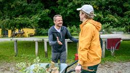 Erik (Sven Waasner) gratuliert Gerry (Johannes Huth) zu seinem Sieg im Golfturnier.