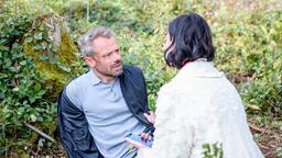 Erik (Sven Waasner, l., mit Krista Birkner) hat Angst um sein Leben.