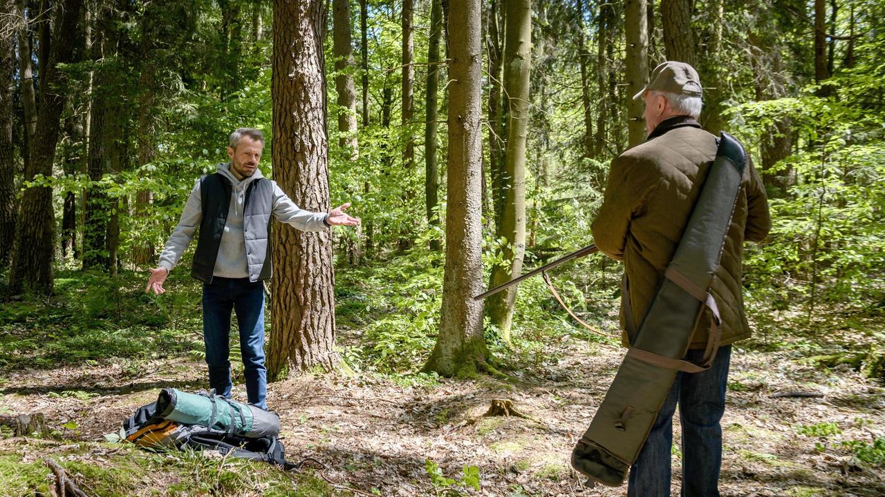 Erik (Sven Waasner) ist auf der Flucht. Doch dann stellt sich ihm Werner (Dirk Galuba) in den Weg.