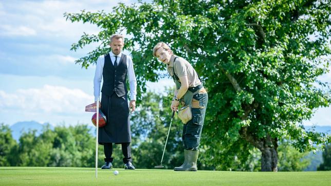 Erik (Sven Waasner) ist sprachlos, als Gerry (Johannes Huth) problemlos die Golfbälle versenkt.