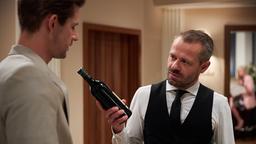 Erik (Sven Waasner) reagiert gegenüber Paul (Sandro Kirtzel) getroffen auf die Nachricht, dass Ricky Müller gefunden wurde.