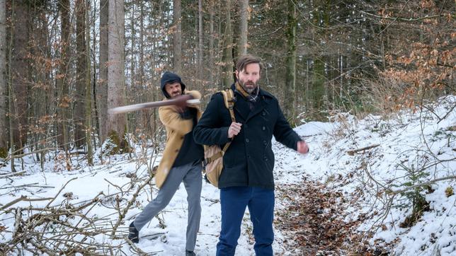 Bild: ARD/Christof Arnold Erik (Sven Waasner) schlägt Cornelius (Christoph Mory) nieder, um an die Beweise zu gelangen.