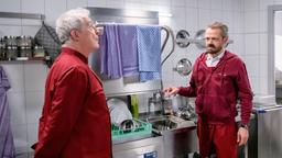 Erik (Sven Waasner) tut sich schwer damit, dass Werner ihn zu Hilfsarbeiten in Andrés (Joachim Lätsch) Küche verdonnert hat.