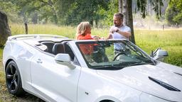 Erik (Sven Waasner ) überrascht Yvonne (Tanja Lanäus) mit einer romantischen Autofahrt.