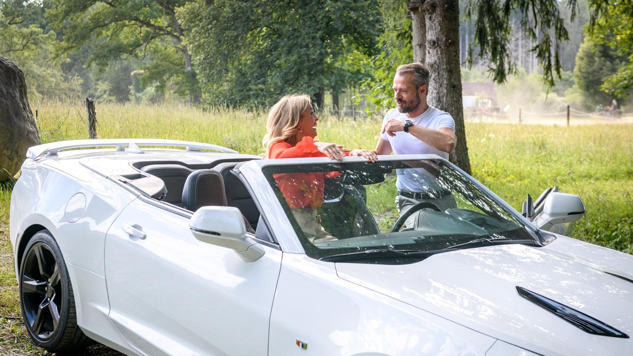 Erik (Sven Waasner ) überrascht Yvonne (Tanja Lanäus) mit einer romantischen Autofahrt.