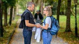 Erik (Sven Waasner) und Josie (Lena Conzendorf) freuen sich, als Maja (Christina Arends, hinten) und Florian (Arne Löber, vorne) überraschend auftauchen.