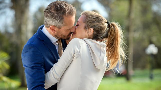 Bild: ARD/WDR/Christof Arnold Erik (Sven Waasner) und Yvonne (Tanja Lanäus) kommen zusammen.