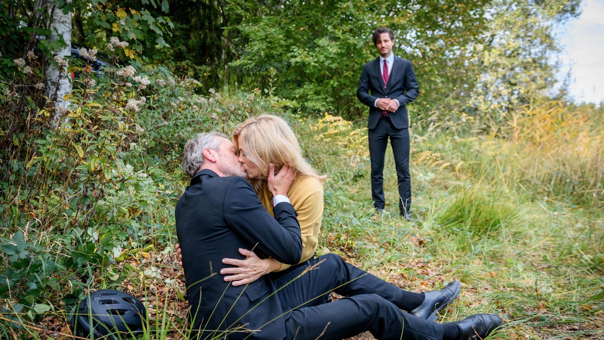 Erik (Sven Waasner, l. mit Milan Marcus) und Yvonne (Tanja Lanäus) versöhnen sich endlich.