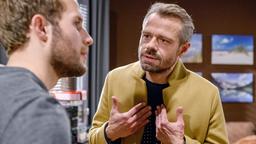Erik (Sven Waasner) versucht mit einem emotionalen Appell, Florian (Arne Löber) vom Bau des Kurhotels zu überzeugen.