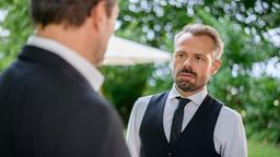 Erik (Sven Waasner) versucht vergeblich, Christoph (Dieter Bach) an den Hochzeitskosten zu beteiligen.