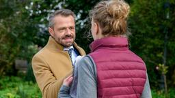 Erik (Sven Waasner) weist Maja (Christina Arends) schroff an, sich aus den Angelegenheiten zwischen ihm und Florian rauszuhalten.