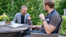 Erik (Sven Waasner) zeigt Florian (Arne Löber) auf, dass der "Fürstenhof" dringend einen neuen PR-Manager braucht.