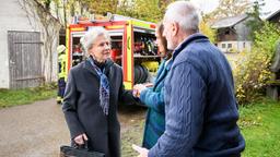 Eva (Uta Kargel) bietet Hildegard (Antje Hagen) und Alfons (Sepp Schauer) Unterschlupf, als diese erfahren, dass ihr Haus nach dem Brand bis auf weiteres nicht bewohnbar ist.