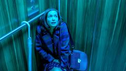 Eva (Uta Kargel) bleibt im Aufzug stecken – als ihre Fruchtblase platzt!