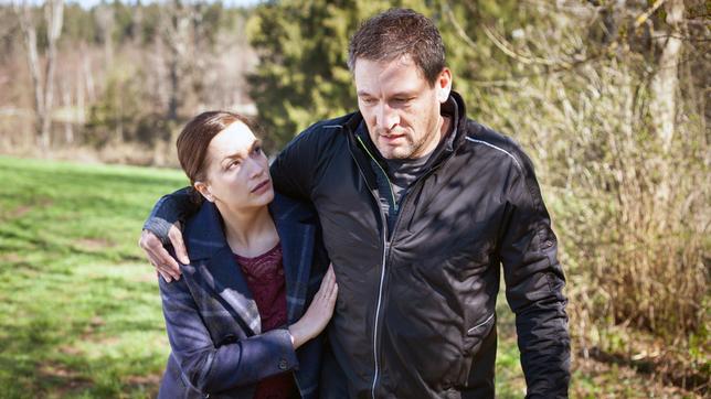 Eva (Uta Kargel) bleibt nichts anderes übrig, als dem verletzten Christoph (Dieter Bach) zu helfen.
