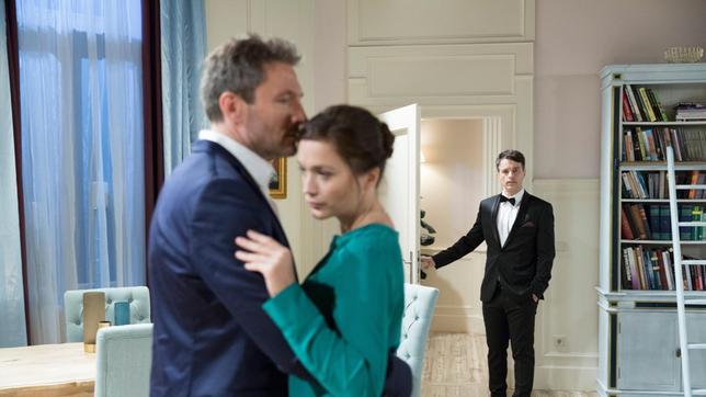 Eva (Uta Kargel) lässt sich auf einen Tanz mit Christoph (Dieter Bach) ein. Da steht plötzlich Robert (Lorenzo Patané) im Zimmer …
