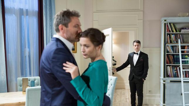 Bild: ARD/Stella Boda Eva (Uta Kargel) lässt sich auf einen Tanz mit Christoph (Dieter Bach) ein. Da steht plötzlich Robert (Lorenzo Patané) im Zimmer …