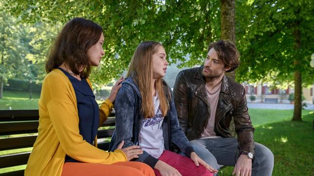 Bild: ARD/Christof Arnold Eva (Uta Kargel) und Joshua (Julian Schneider) trösten Valentina (Paulina Hobratschk), die sich große Sorgen um Alicia macht.
