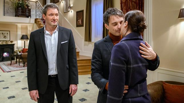 Bild: ARD/Christof Arnold Eva (Uta Kargel) und Robert (Lorenzo Patané) lassen sich von Christoph (Dieter Bach) nicht provozieren.