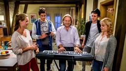 Fabien (Lukas Schmidt) gibt zu Schulbeginn eine Einstandsparty. Michael (Erich Altenkopf) versucht die jungen Gäste (Komparsen) durch seine Gesangseinlage mitzureißen.