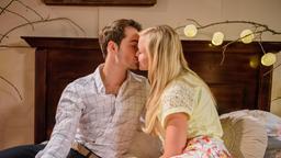 Falscher Kuss: Geschickt nutzt David (Michael N. Kühl) die Gelegenheit, Luisa (Magdalena Steinlein) an sich zu binden.