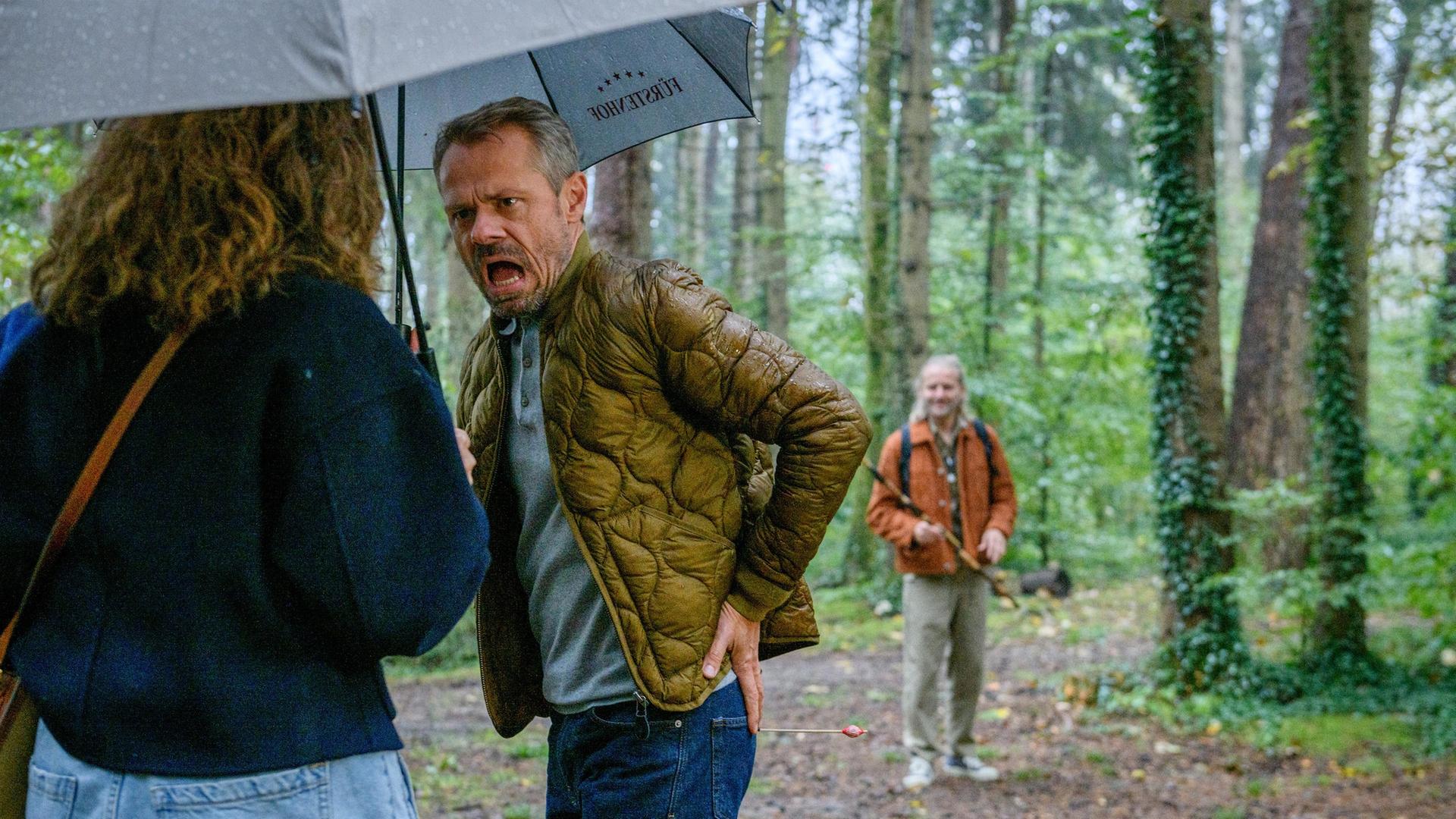 Fanny (Johanna Grean) hat Glück im Unglück, Erik (Sven Waasner, v.M., mit Erich Altenkopf, h.) leider nicht.
