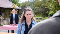 Fanny (Johanna Graen) hat sich von Jonas Julian Bayer) getrennt und Alfons (Sepp Schauer, h.) tröstet sie.