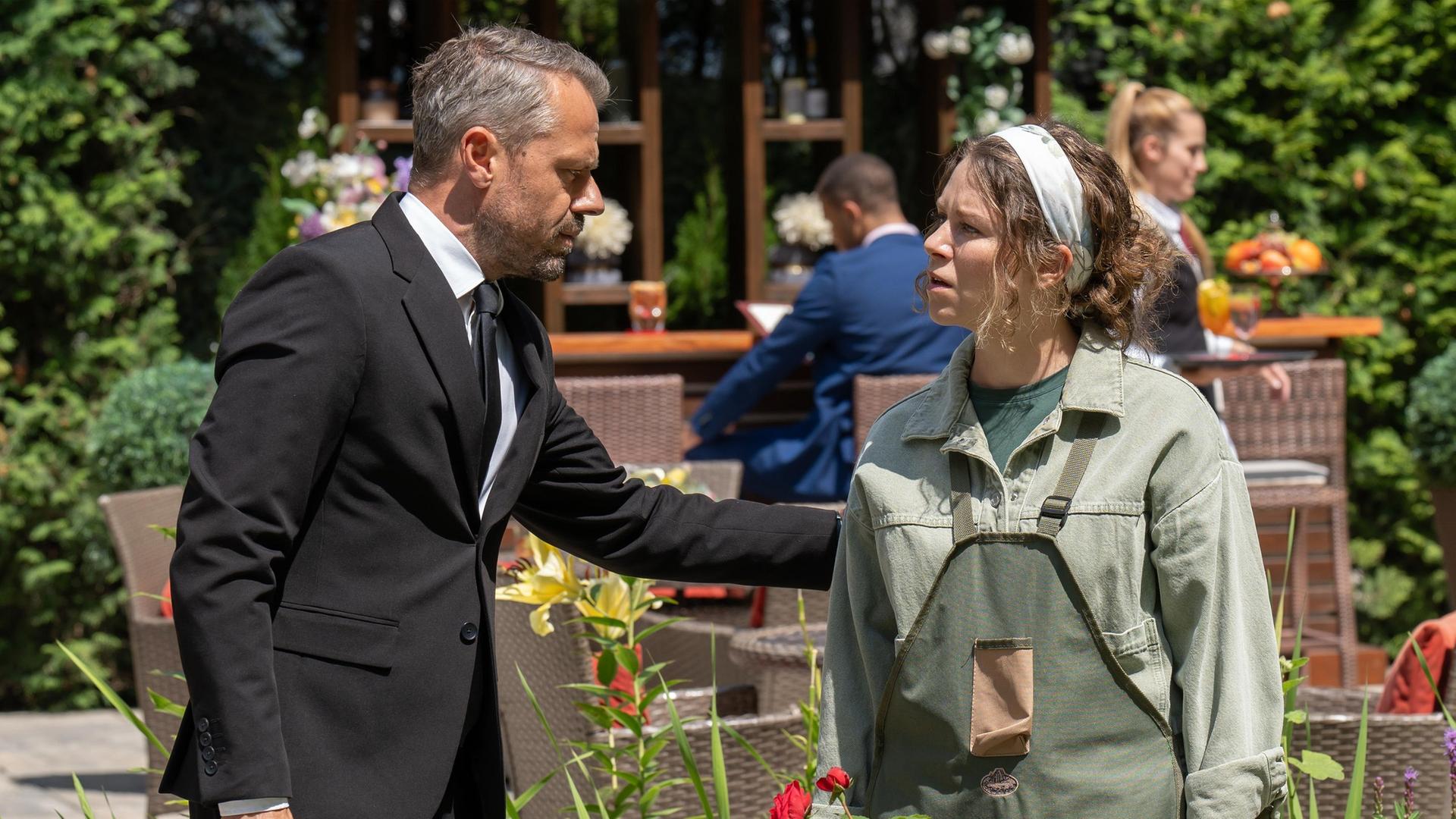Fanny (Johanna Graen, r., mit Sven Waasner) ist von Vincent menschlich enttäuscht. (mit Komparsen)