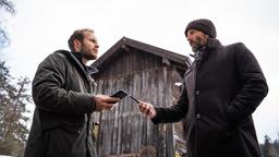 Florian (Arne Löber) bekommt von Cornelius (Christoph Mory) sein Handy zurück und überlässt ihm dafür eine Kopie von Eriks Geständnis.