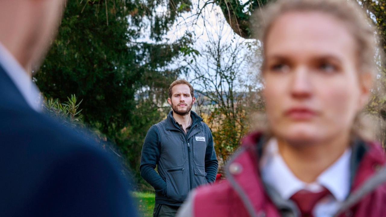 Florian (Arne Löber) bemerkt die Anspannung zwischen Christoph (Dieter Bach) und Maja (Christina Arends).