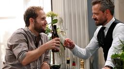 Florian (Arne Löber) bittet Erik (Sven Waasner), sein Trauzeuge zu werden.