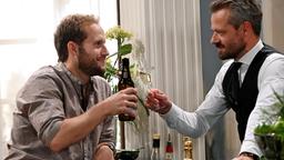 Florian (Arne Löber) bittet Erik (Sven Waasner), sein Trauzeuge zu werden.