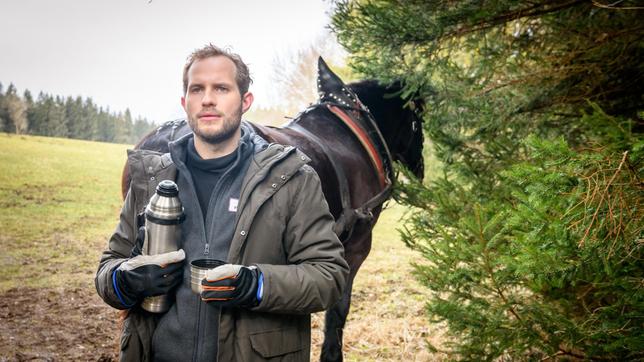 Florian (Arne Löber) denkt sehnsüchtig an die schönen Momente mit Maja.