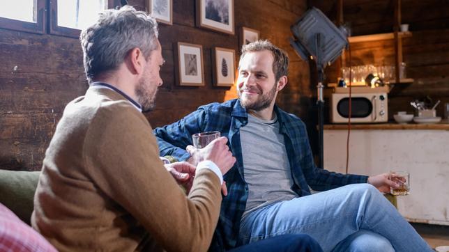 Bild: ARD/Christof Arnold Florian (Arne Löber) entlockt Erik (Sven Waasner) ein Geständnis.