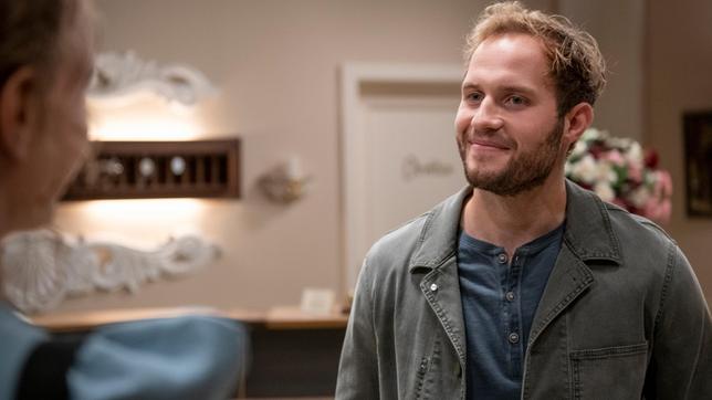Florian (Arne Löber) entpuppt sich als Majas (Christina Arends) neuer Kollege.