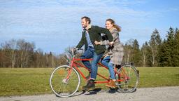 Florian (Arne Löber) gelingt es, Maja (Christina Arends) mit einer Tandemfahrt aufzuheitern.