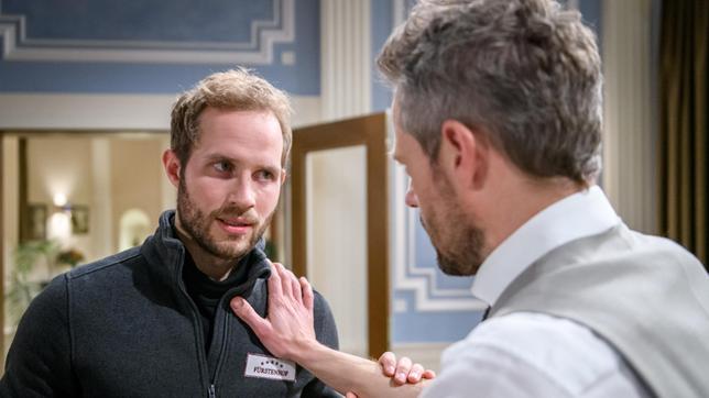 Bild: ARD/Christof Arnold Florian (Arne Löber) gewährt Erik (Sven Waasner) die Frist doch noch.
