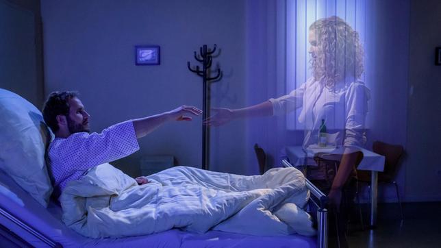 Bild: ARD/Christof Arnold Florian (Arne Löber) hat eine Vision von Maja (Christina Arends).