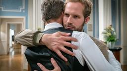 Florian (Arne Löber) ist gerührt, wie sehr Erik (Sven Waasner) für ihn kämpft.