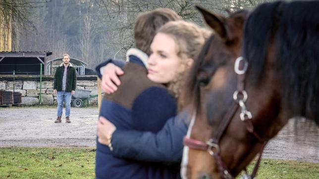 Bild: ARD/Christof Arnold Florian (Arne Löber, h) ist geschockt, als er Maja (Christina Arends) in Cornelius (Christoph Mory) Armen sieht.