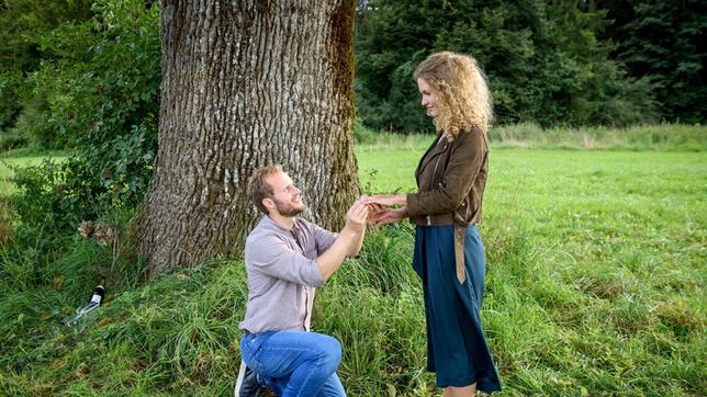 Florian (Arne Löber) macht Maja (Christina Arends) einen romantischen Heiratsantrag.