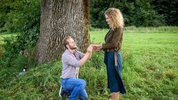 Florian (Arne Löber) macht Maja (Christina Arends) einen romantischen Heiratsantrag.